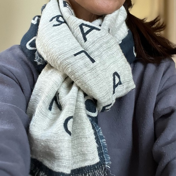 Authentic Chanel scarf two sided. Very beautiful and unique. - Picture 14 of 15